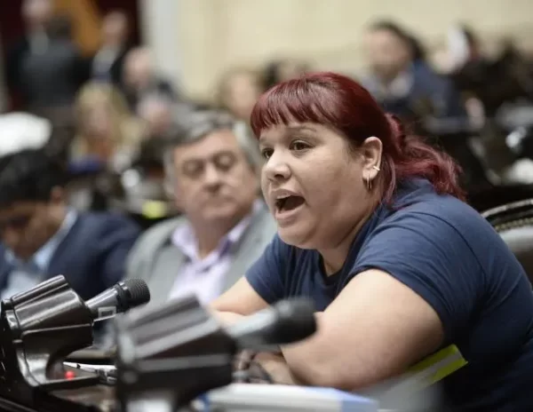 Natalia Zaracho cruzó a Manuel Adorni en Diputados. Ironía por sus "6 horas" de trabajo y duras críticas por la desconexión con la realidad de los barrios.