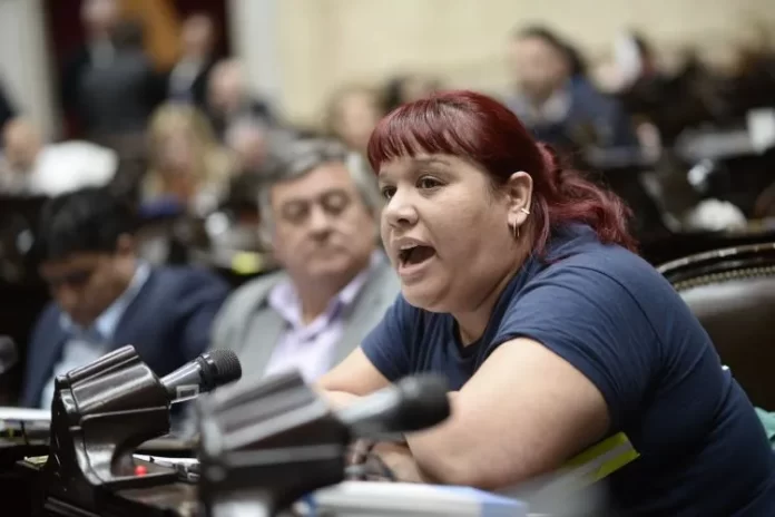 Natalia Zaracho cruzó a Manuel Adorni en Diputados. Ironía por sus "6 horas" de trabajo y duras críticas por la desconexión con la realidad de los barrios.