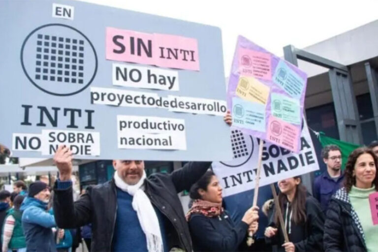 rabajadores del INTI realizan asamblea masiva frente a la sede de General Paz por amenaza de despidos NCN.
