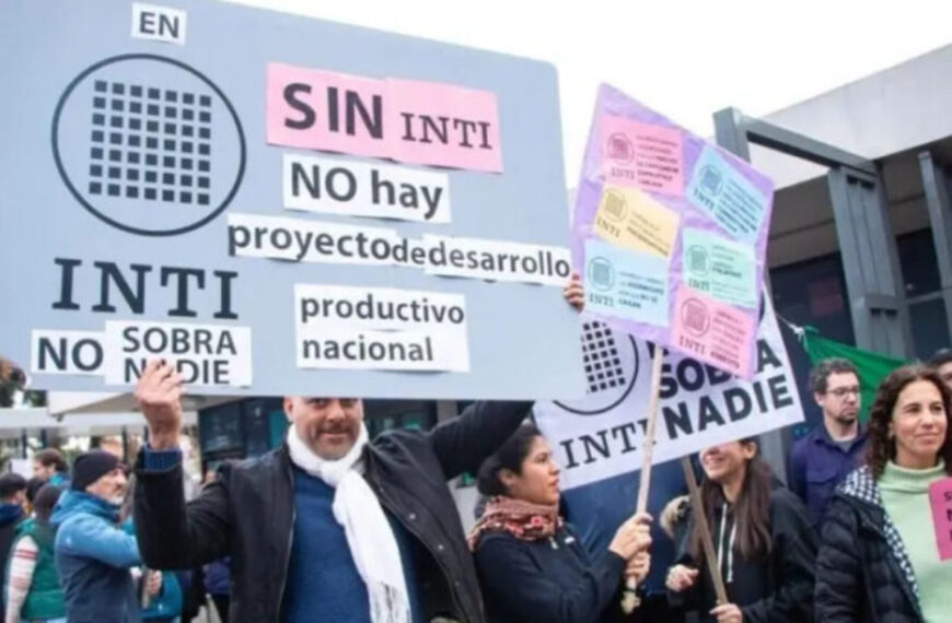 rabajadores del INTI realizan asamblea masiva frente a la sede de General Paz por amenaza de despidos NCN.