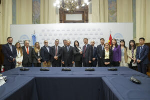 Diputados nacionales reciben a delegación de la República Popular China en el Congreso NCN.