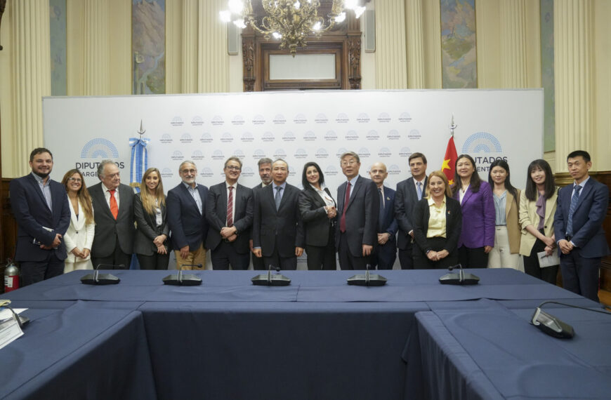 Diputados nacionales reciben a delegación de la República Popular China en el Congreso NCN.