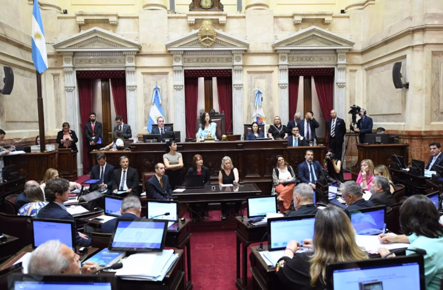 El Senado debate pliegos de embajadores, ascensos militares y autoridades de la Competencia
