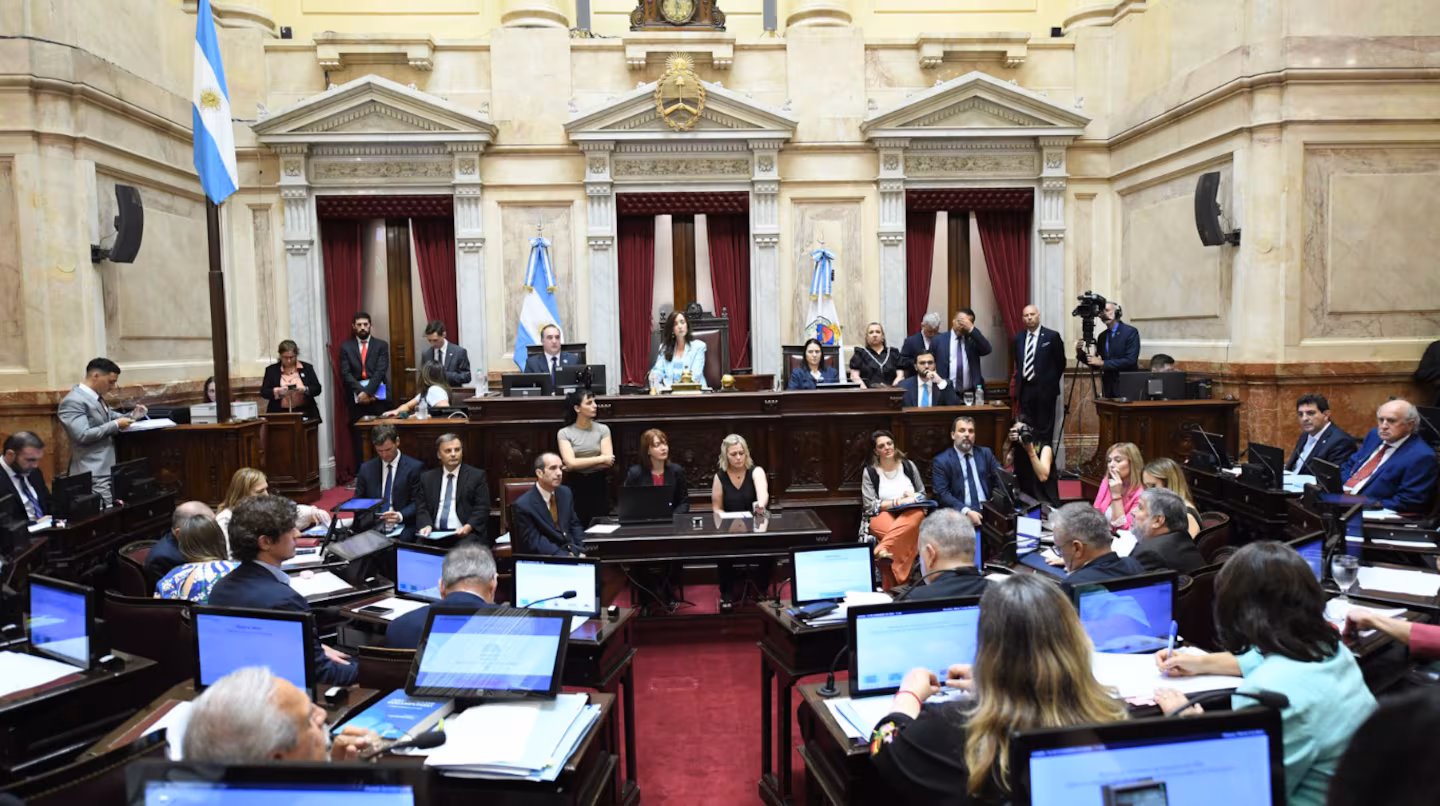 El Senado debate pliegos de embajadores, ascensos militares y autoridades de la Competencia