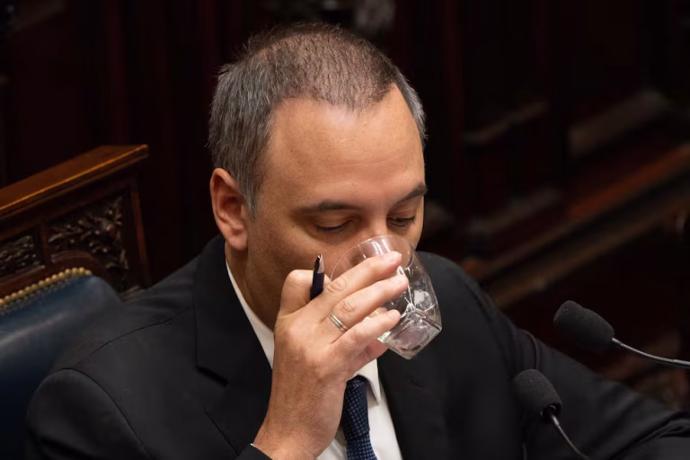 Manuel Adorni durante informe de gestion