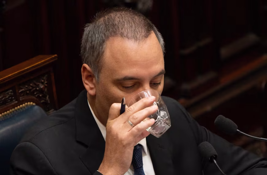 Manuel Adorni durante informe de gestion