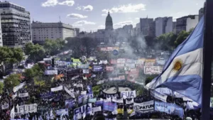 Manifestantes concentrados en Plaza de Mayo durante la Marcha Federal Universitaria contra el ajuste presupuestario NCN.