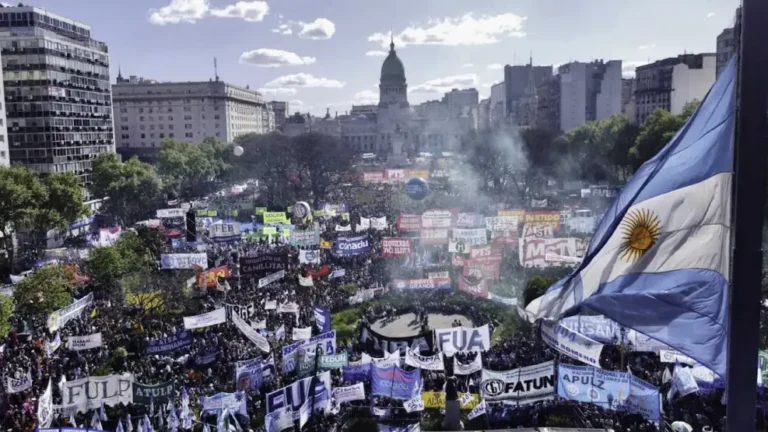 Manifestantes concentrados en Plaza de Mayo durante la Marcha Federal Universitaria contra el ajuste presupuestario NCN.