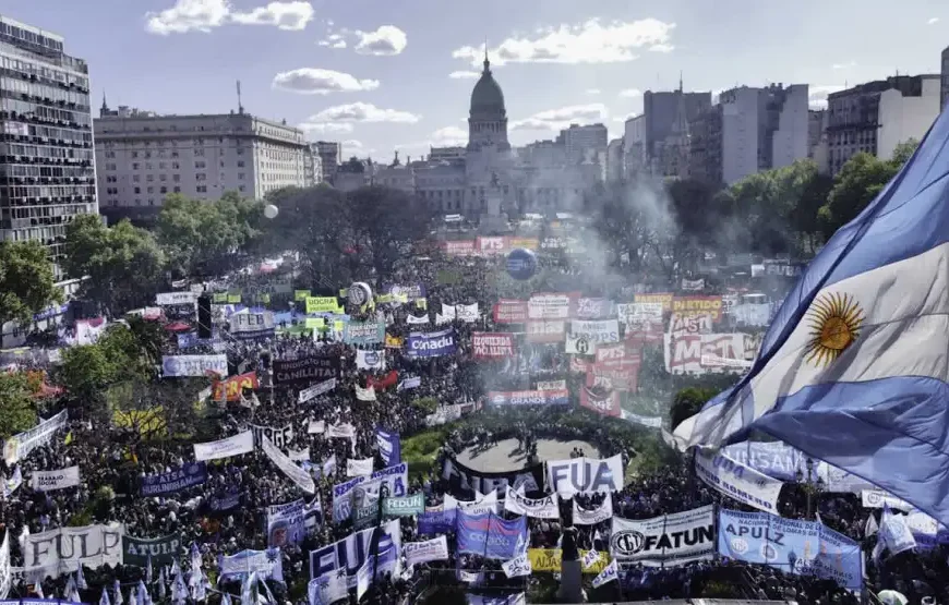 Manifestantes concentrados en Plaza de Mayo durante la Marcha Federal Universitaria contra el ajuste presupuestario NCN.