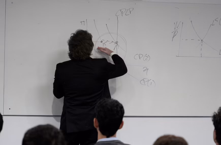 En su visita a la UdeSA, Milei recibió un reclamo por las…