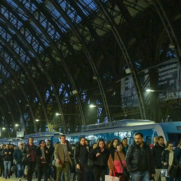 El Gobierno oficializó el aumento de tarifas para trenes y colectivos: cómo…