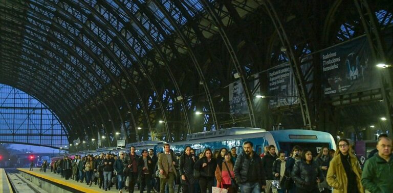 El Gobierno oficializó el aumento de tarifas para trenes y colectivos: cómo es el esquema escalonado
