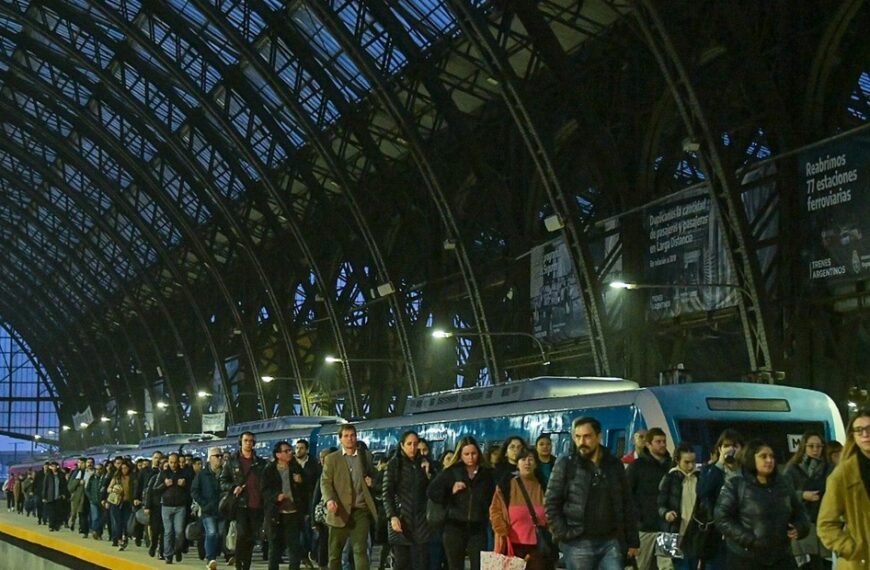 El Gobierno oficializó el aumento de tarifas para trenes y colectivos: cómo es el esquema escalonado