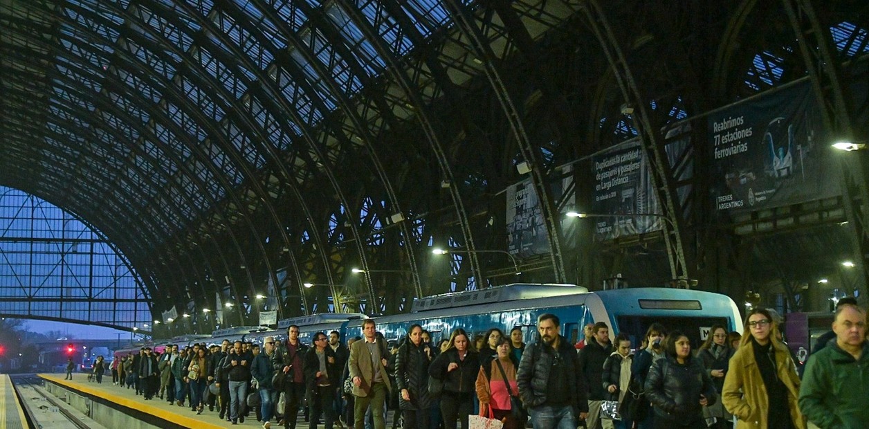 El Gobierno oficializó el aumento de tarifas para trenes y colectivos: cómo es el esquema&hellip;