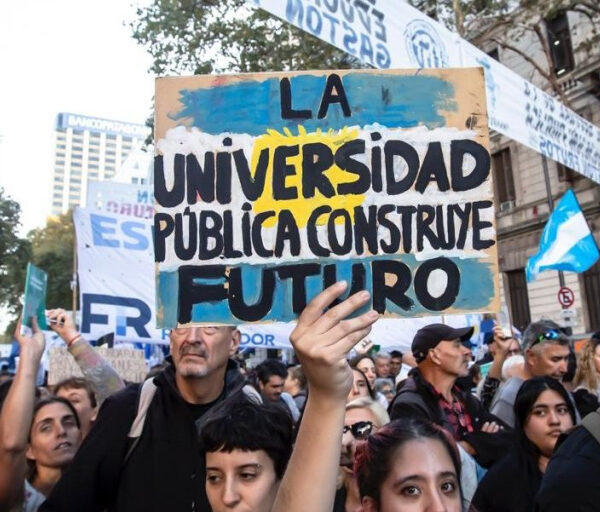 Movilización masiva en Plaza de Mayo por la Ley de Financiamiento Universitario NCN.