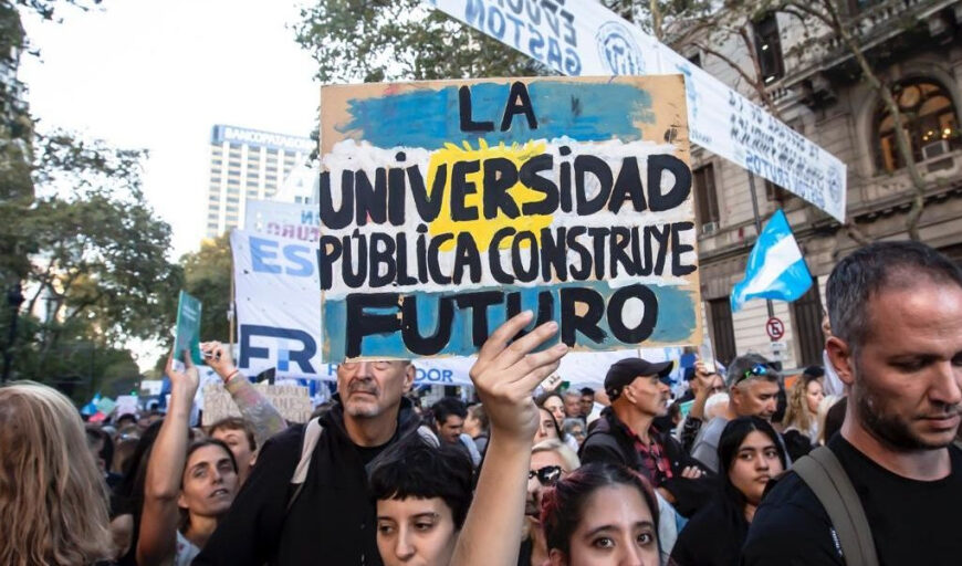 Movilización masiva en Plaza de Mayo por la Ley de Financiamiento Universitario NCN.