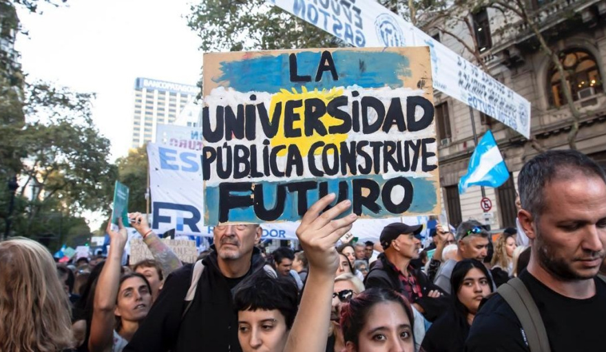 Movilización masiva en Plaza de Mayo por la Ley de Financiamiento Universitario NCN.