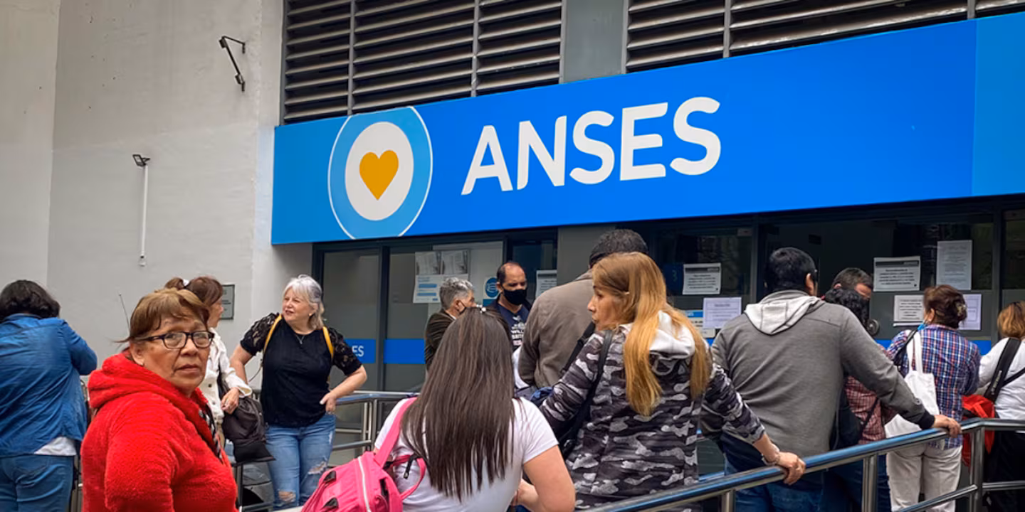 Jubilaciones: ANSES oficializó la mínima de julio y el bono